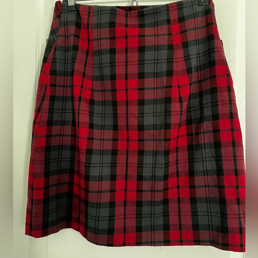 Red plaid skirt - Picture 2 of 4